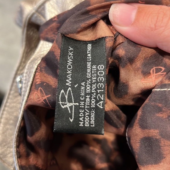 B. Makowsky Pebble Leather Medium Shoulder Bag With Zipper Pockets - Picture 6 of 13